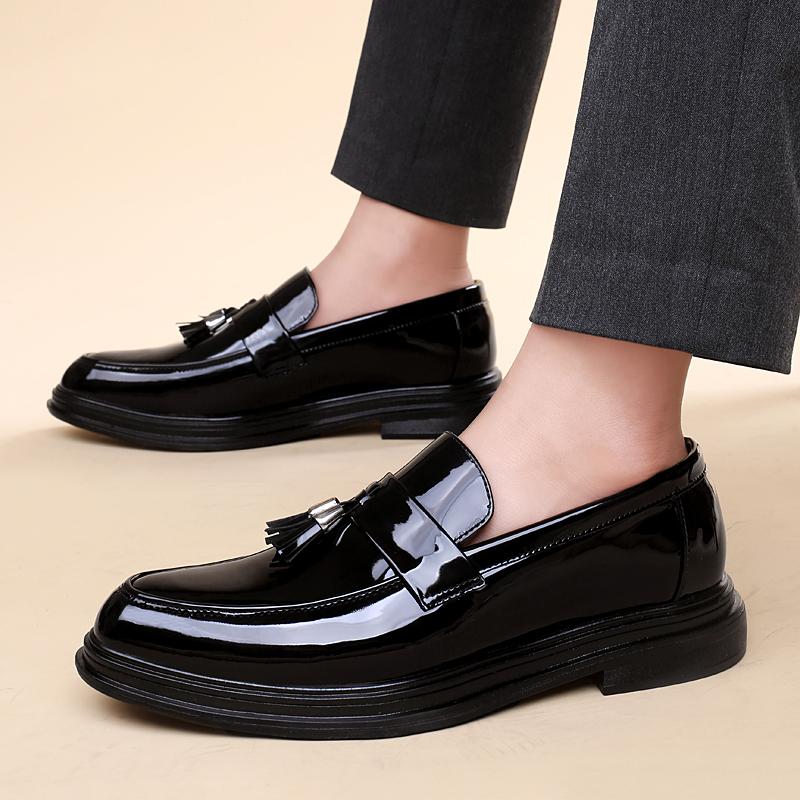 Лакированные кожаные мужские мокасины Модный стиль с кисточками и острым носком Для вечеринок, ночных клубов, отдыха на природе, деловые мужские туфли черного цвета