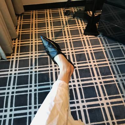 Ранний весенний темперамент плиссированные остроконечные тапочки на низком каблуке сетка красная верхняя одежда корейская версия полумешок голова muller обувь женская