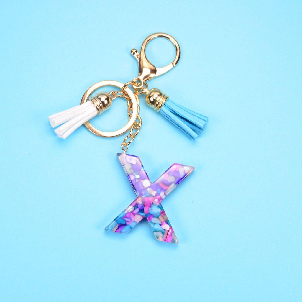 Брелок с кисточкой и английскими буквами: Аксессуары из смолы и акрила для мужчин и женщин - 26 уникальных букв