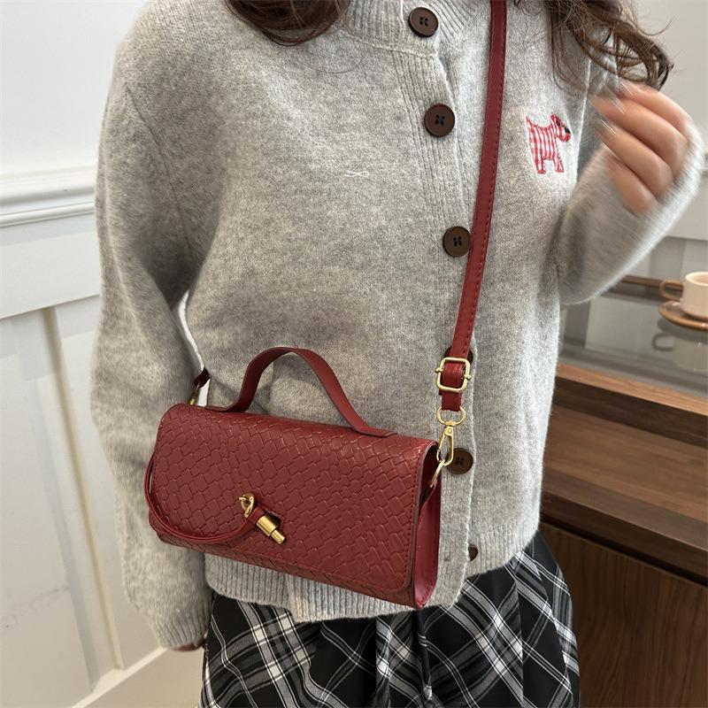 Spring and Summer New Woven Soft Leather Dinner Bag Medieval Baguette Bag Organ Bag Horizontal Portable Messenger Bag Women