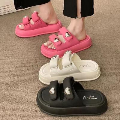 Интернет знаменитости супер огненные тапочки женская летняя одежда 2024 новинка наступание на дерьмо чувство крест толстый низ усиливающий пляж одно слово крутые тапочки