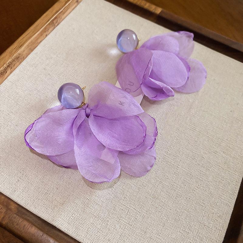 Серьги-гвоздики из ткани в виде цветка «Серебряная игла» со стеклянной бахромой, средние, с антикварным темпераментом, дизайнерские, нишевые