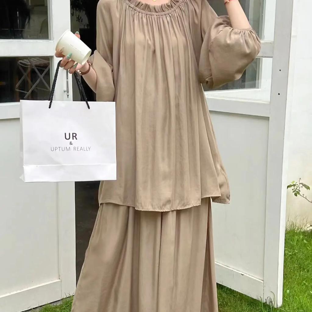 Нежный женский комплект из двух предметов: топ с открытыми плечами и вырезом-лодочкой, длинный рукав, приталенный топ + юбка с завышенной талией и широким подолом