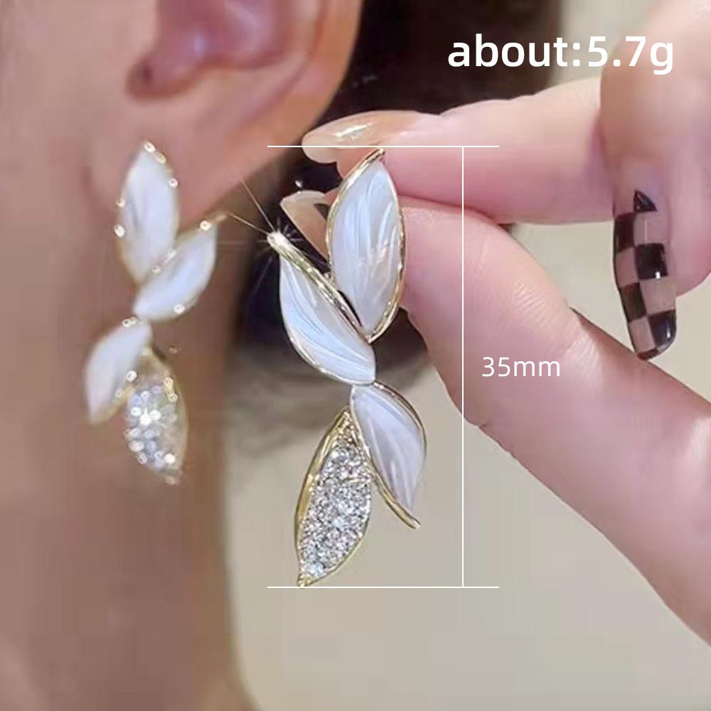 Серьги Huitan Korean Fresh White Leaf Flower с инкрустацией из кубического циркония золотого цвета, эстетические серьги для женщин, модные ювелирные изделия