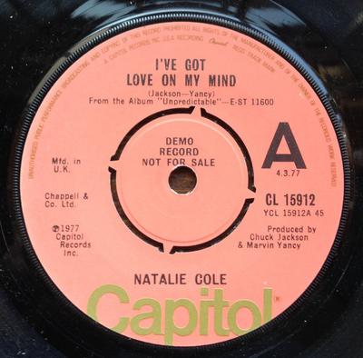 7-дюймовая пластинка НАТАЛИ КОУЛ - I've Got Love On My Mind CL15912PROMO Capitol Records 1977 Великобритания Соул/Фанк Б/У