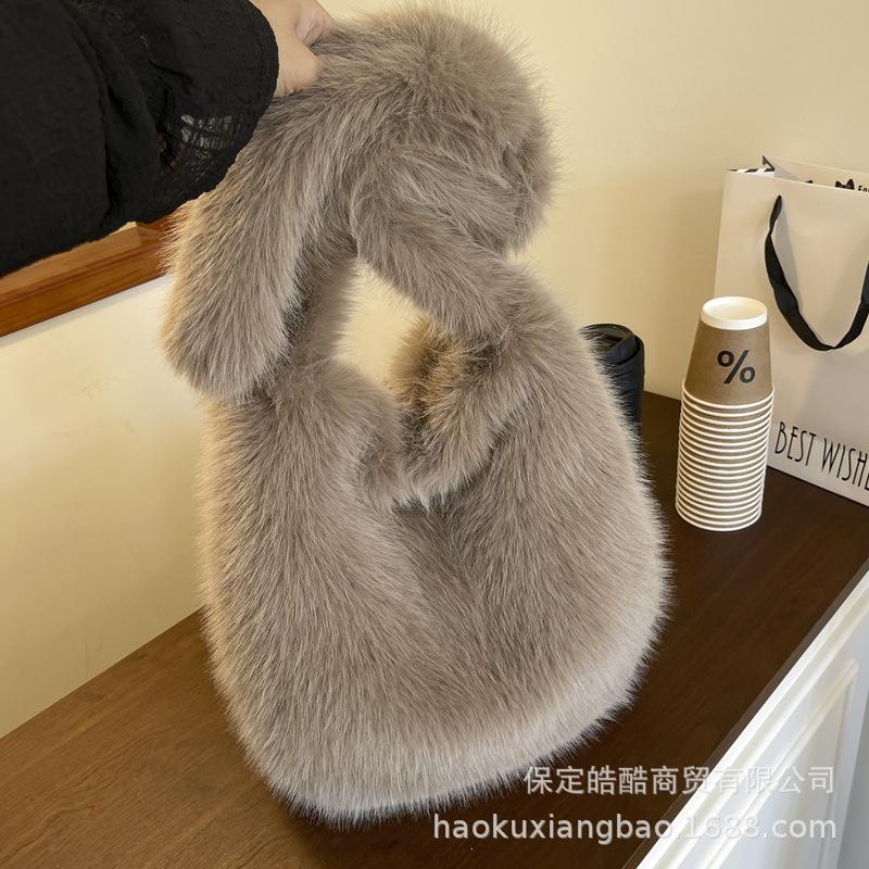 Plush bag women's large capacity 2025 new autumn and winter versatile Mao Mao shoulder armpit bag class commuter tote bag