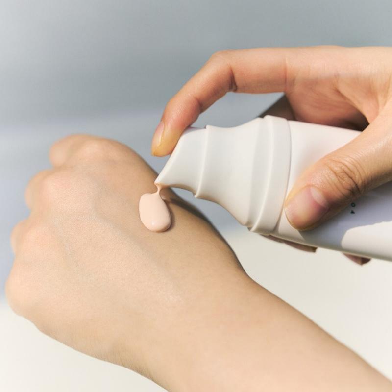 Skin1004 Madagascar Centella Tone Осветляющий солнцезащитный крем SPF 50+ PA++++ 50 мл