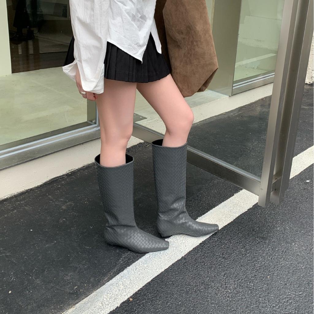 European and American design sense, foreign style, flat heel straight single boots, women's spring and autumn new retro but knee knight boots