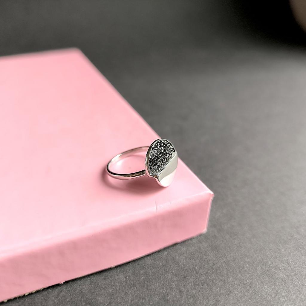 Серебряное кольцо с фианитами, вес изделия 3,17 гр (60002018)