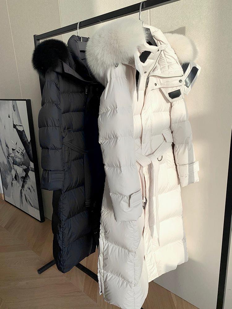 Женская роскошная облегающая куртка из белого утиного пуха с капюшоном и отделкой из лисьего меха