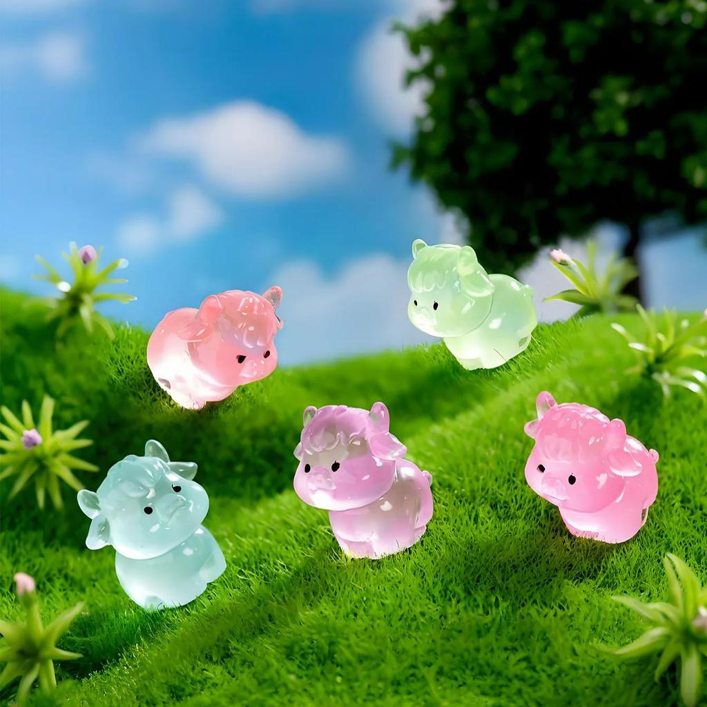 10 / 20PCS Glow In The Dark Cow Figurines Luminous Mini Resin Christmas Decor Ideal For Xmas Tree Fairy Garden Holiday Present