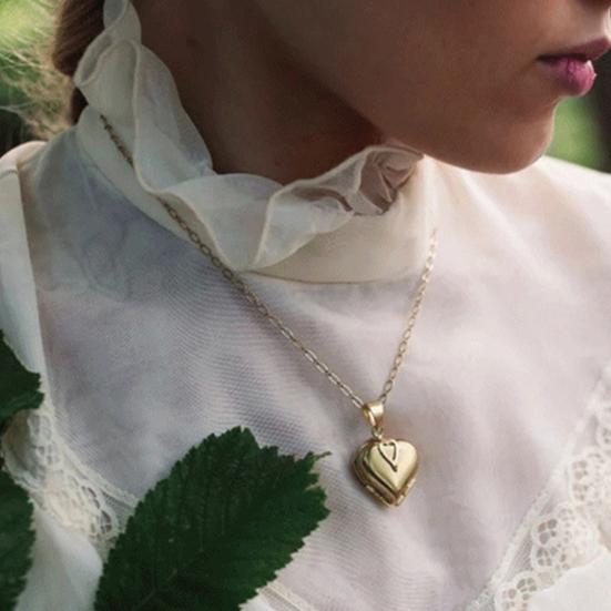 Yousheng Personalized Love Heart Locket Necklace That Holds 4 Photos Four-leaf Clover Pendant Necklace for Women Mother Wife Daughter Best Friend