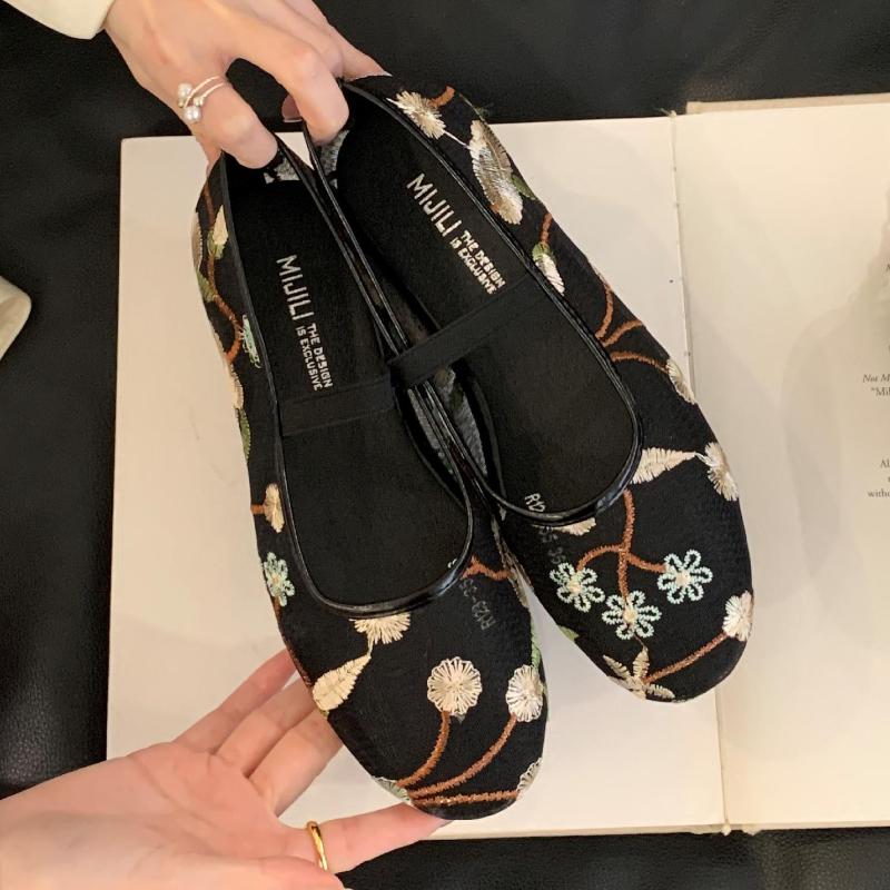 Лето 2025 Новые балетки Мягкая подошва Сетчатые дышащие сандалии Вышивка Цветочный узор Круглый носок Мюли Одинарная обувь Женские балетки