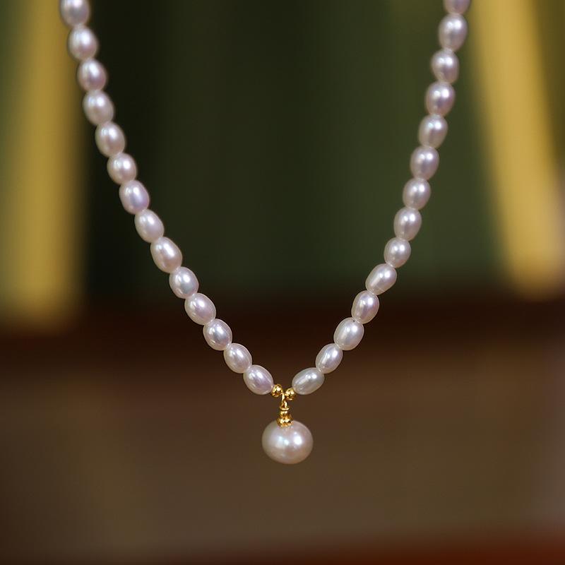 Rice-grain freshwater pearl minimalist necklace, fashionable and elegant design, clavicle chain, vintage court style, popular among influencers,