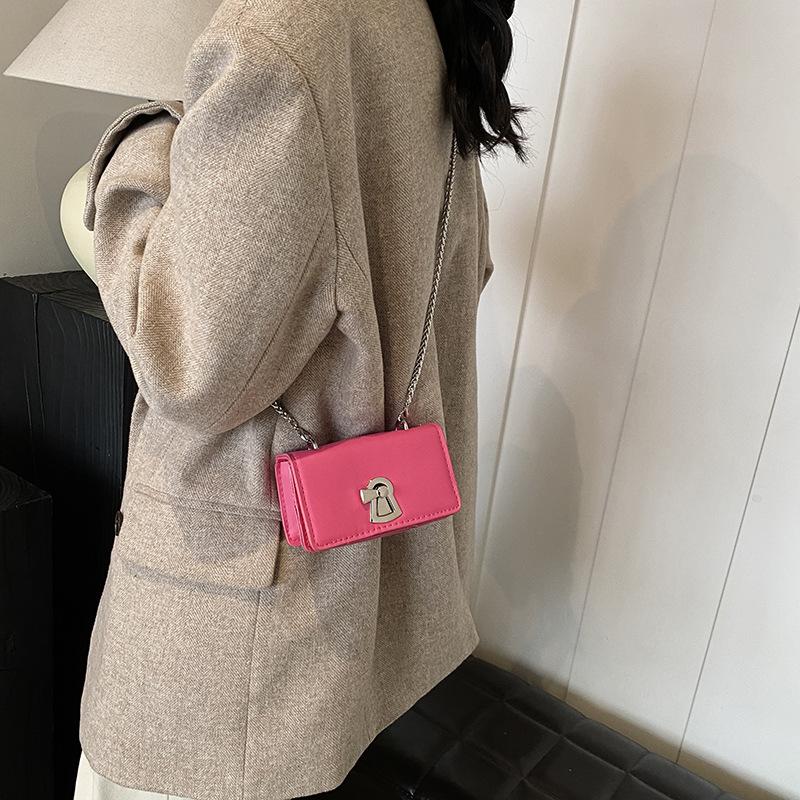 Маленькая сумка на цепочке, женская новая модная сумка через плечо, студенческая универсальная сумка на цепочке