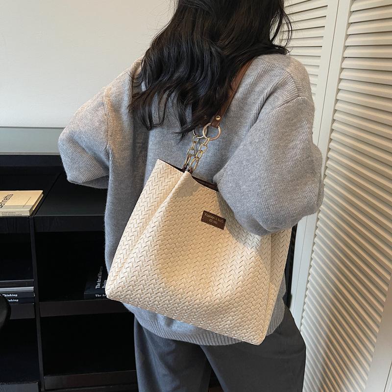 Large-capacity retro bag women's autumn and winter versatile 2025 new casual texture shoulder bag commuter tote bag