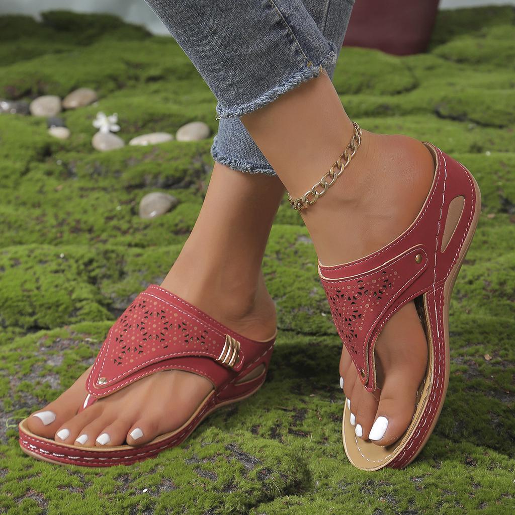 Крутые тапочки для женщин, летние, новые европейские и американские импортные, большие размеры, полые металлические, толстые, крутые тапочки для женщин