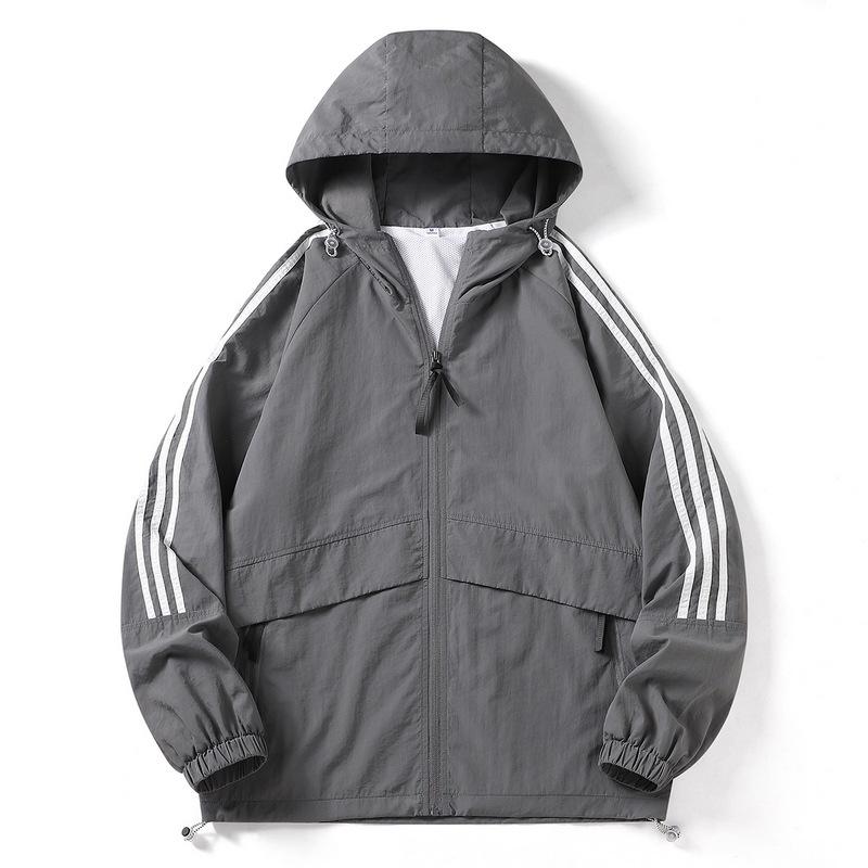 Весна и осень Новая мужская куртка Three Bars Защита от солнца Ветровка Пара Открытый ветрозащитный капюшон Спортивное пальто Мужчины