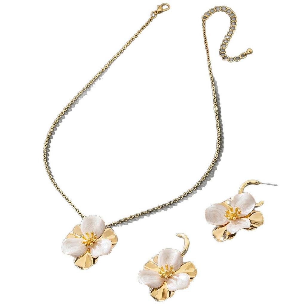 Комплект из цветочного колье и сережек