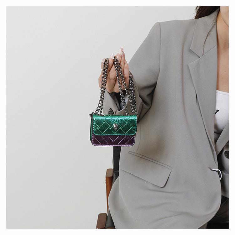 Сумка-мини на цепочке с ромбовидной стежкой на весну/лето 2025 - Вышитая сумка кроссбоди с головой орла