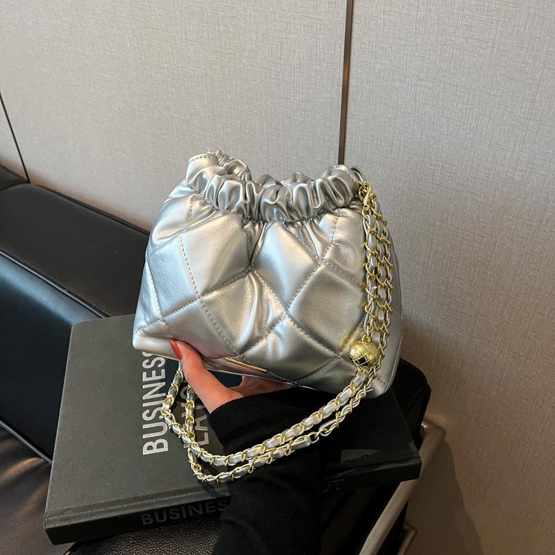 Летняя маленькая сумка на цепочке с ромбовидной вышивкой, женская, новая 2025 года, в зарубежном стиле, универсальная сумка-мессенджер на цепочке, модная супер-хитовая сумка-ведро