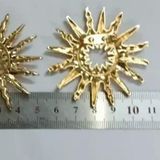 Stylish Matte Gold Sun Brooch for Women: European & American Niche Design Windbreaker Accessory