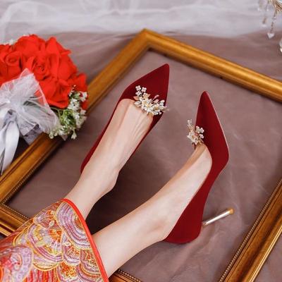 Красные свадебные туфли не надоедают, женское дефиле и свадебное платье надеваются дважды, а новые туфли невесты на высоком каблуке осенью 2025 года — французские.