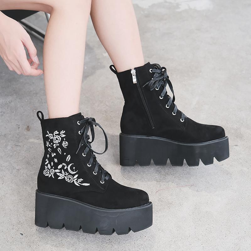 Ботинки с цветочной вышивкой в стиле ретро в готическом стиле, женские ботильоны на платформе, черные замшевые ботильоны на танкетке, толстой подошве и молнии