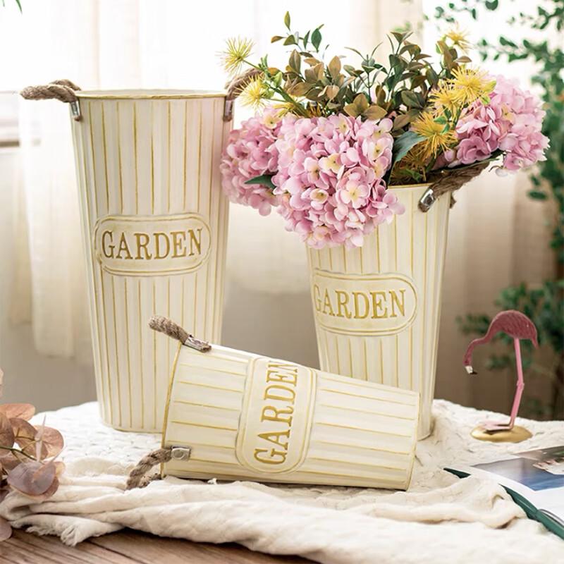 Декоративное железное ведро для цветов