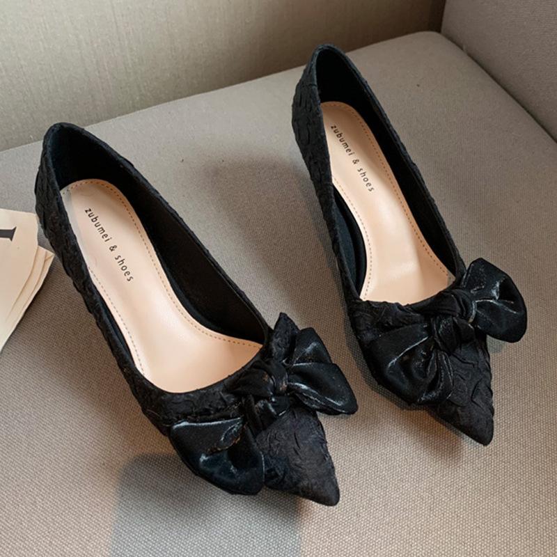 Атласные туфли на высоком каблуке. Новые женские туфли на высоком каблуке с острым носком и бантом. Женские туфли на тонком каблуке и с неглубоким горлышком.