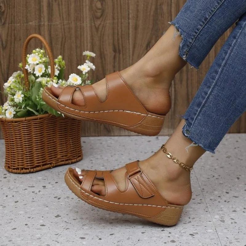 Новые модные женские тапочки на танкетке для улицы, летние однотонные женские тапочки с открытым носком, Zapatos Para Mujeres