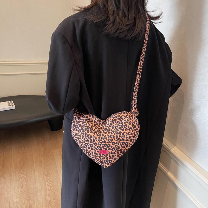 Сумка в форме сердца, женская сумка через плечо с леопардовым принтом, мини-сумка