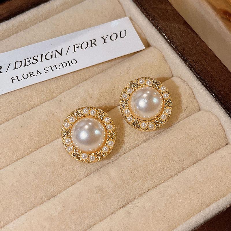 2025 Retro-Inspired Imitation Pearl Earrings: Niche Light Luxury Ear Studs & Pendants