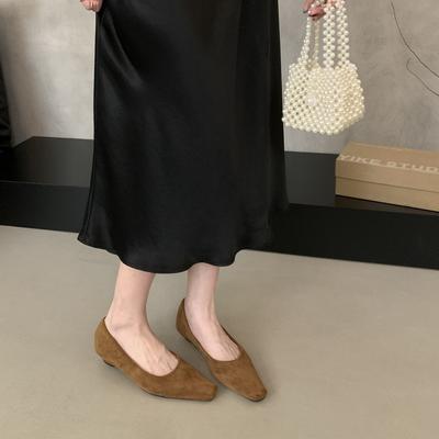 Французские ретро простые туфли-лодочки с квадратным носком и низким каблуком, женские, осень 2025, новая замшевая модель для通勤, женская обувь