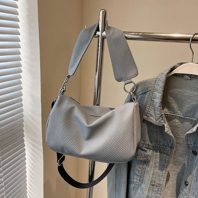 Нишевая модная сумка под мышкой женская сумка 2025 новая простая сумка-подушка универсальная сумка через плечо кроссбоди дропшиппинг одна штука