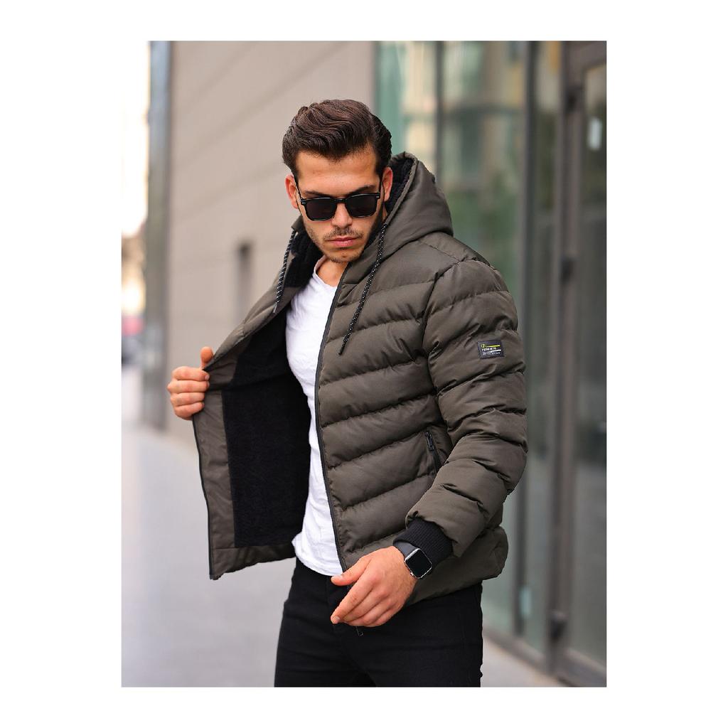 Мужской пуховик черного цвета с меховой отделкой внутри