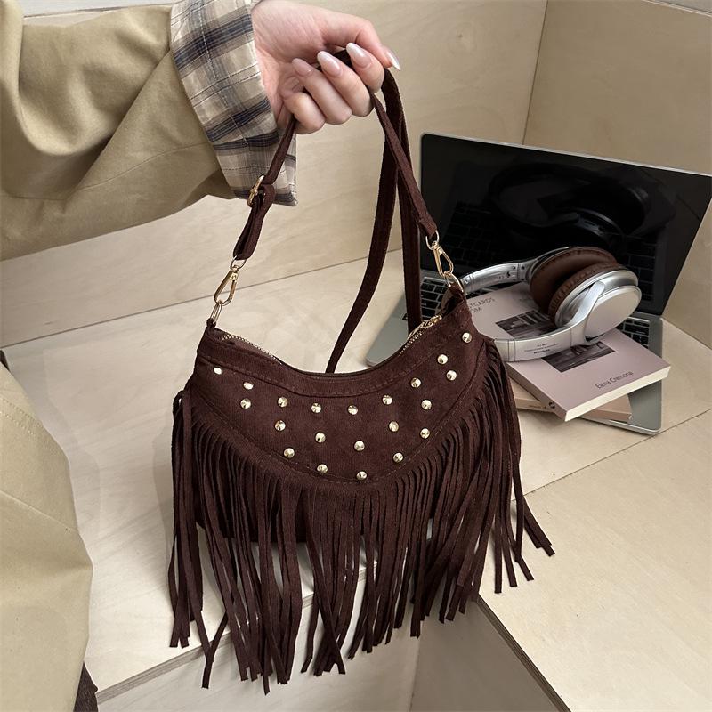 Замшевая сумка-пельмень с кисточками и заклепками - Осень/Зима 2025 Бохо через плечо