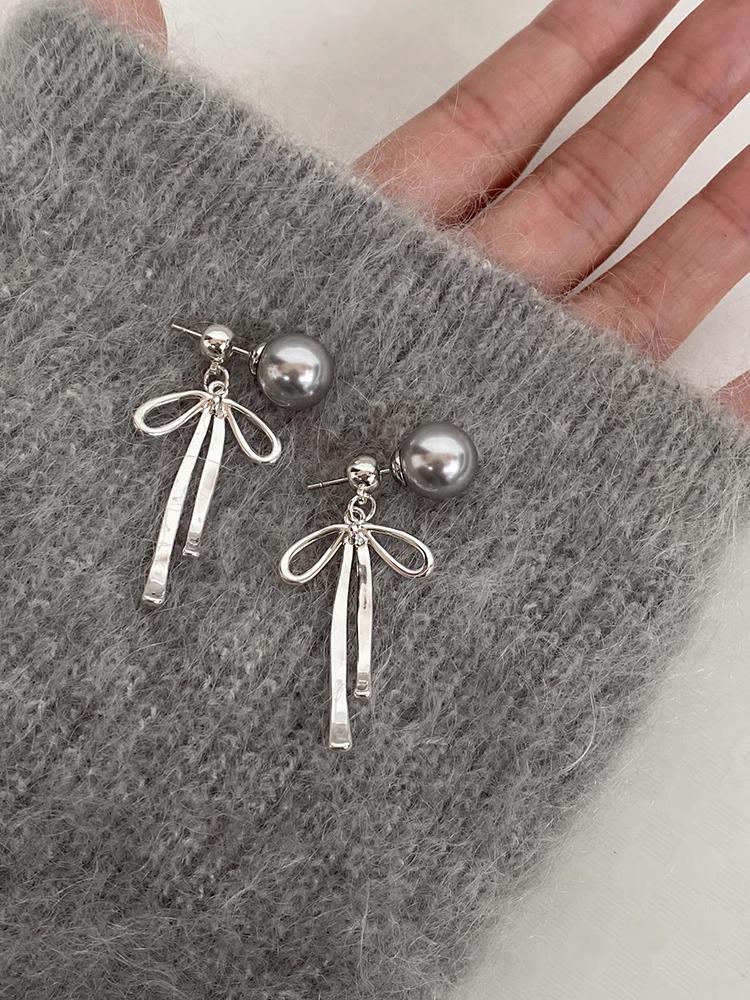 Серьги из серебра 925 пробы с серым жемчугом в виде бантиков для женщин