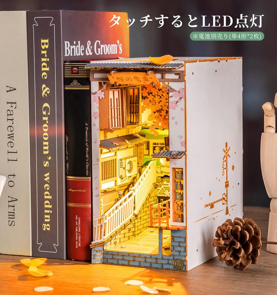 Rolife DIY Book Nook Цветение сакуры Поезд 3D-пазл Миниатюрный домик Набор Подставки для книг Настольная подставка для книг Светодиодная книжная полка Декор Набор для сборки Деревянный пазл