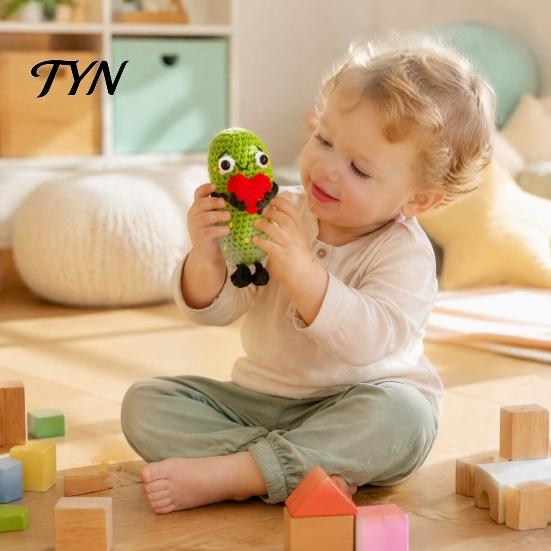 Kimchi Desk Ornament 1/2Pcs Crochet Holding Heart Pickle, Handmade Knit Cartoon Yarn Handwoven Pickle Toy Doll for Decoration Ornament, Valentine's