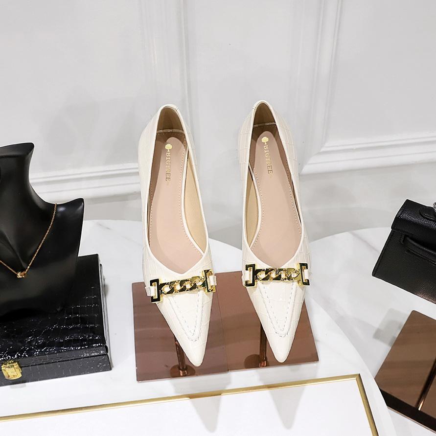 Женские блестящие лакированные туфли с острым носком и металлической цепочкой, декоративные туфли на среднем каблуке