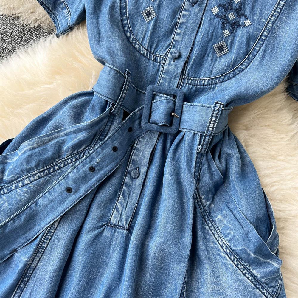 RUGOD Весна и лето Новое вышитое джинсовое платье женское средней длины с большими отворотами-лацканами и плиссировкой на талии длинное платье