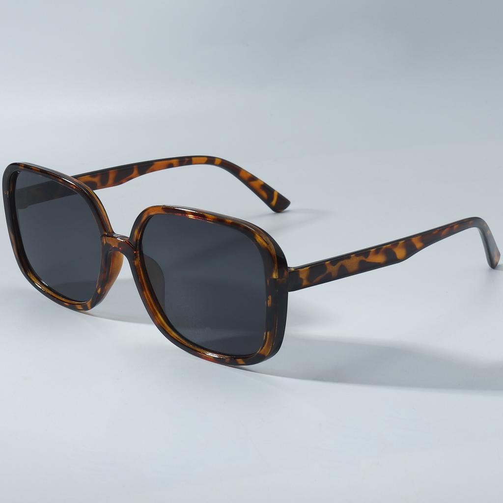 Square simple plastic sunglasses for men and women fashion trend UV resistant glasses outdoor sunscreen sunshade