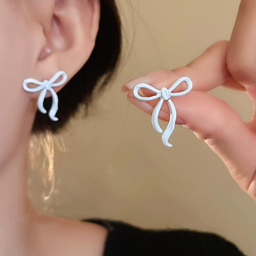 Серьги-бантики, окрашенные распылением, с ощущением легкой роскоши, высокого класса. Простые, изысканные серьги. Милые, модные, новые серьги. Украшения