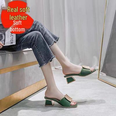 Трендовые женские босоножки на высоком толстом каблуке 2025: Стильная летняя мода