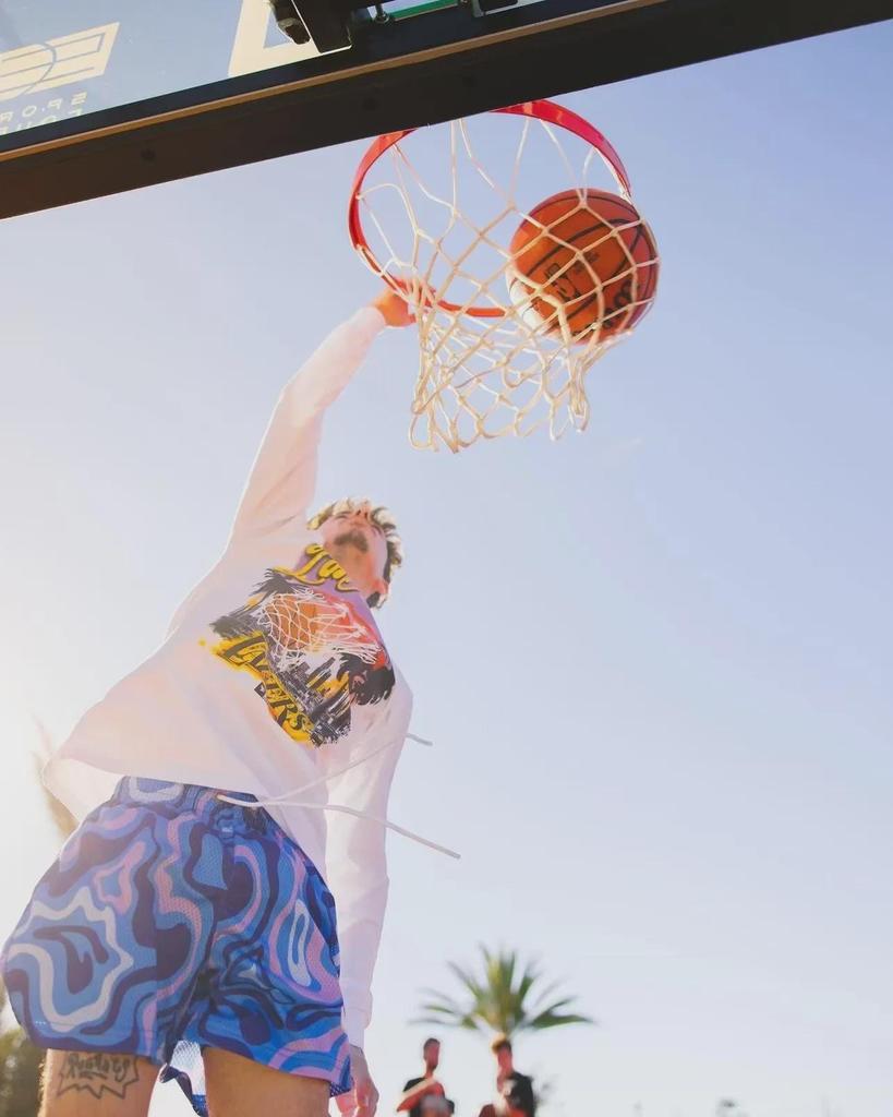 American Sports Fashion Mesh Quick-Dry Men's Summer Basketball Shorts - Loose Fit, Knee-Length, Four-Point Design