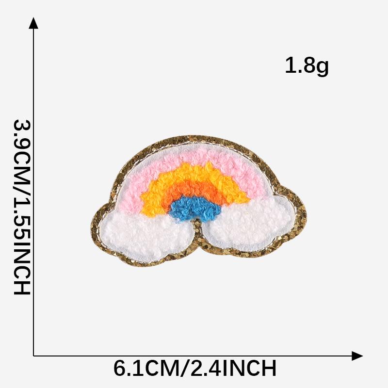Полотенце из синели с золотой окантовкой, вышитыми нашивками в виде молний и радуги
