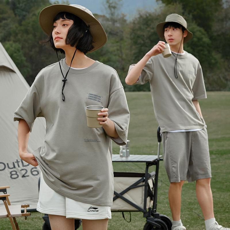 Футболка унисекс с коротким рукавом и заниженной линией плеч Li Ning CF Letter Round Neck, цвет гранатово-желтый AHSUB19-3