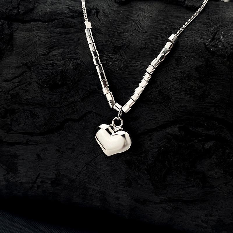 Three Dimensional Heart-shaped Broken Necklace, Sweet Heart-shaped Pendant, Collarbone Chain, Niche Design Sense