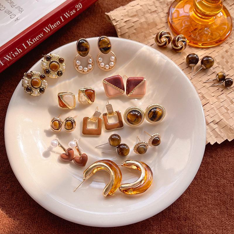 «Элегантные серьги с леопардовым принтом и янтарем с камнями тигровый глаз для женщин — легкие, роскошные и универсальные украшения на осень/зиму»